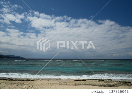 奄美大島 透き通る海と夕日の絶景スポット 青い海と白い砂浜 大浜海浜公園 奄美大島 透き通る海と夕日の絶景スポット 青い海と白い砂浜 大浜海浜公園 137816041