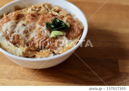 卵が少し固くなってしまったロースカツ丼 卵が少し固くなってしまったロースカツ丼 137817303