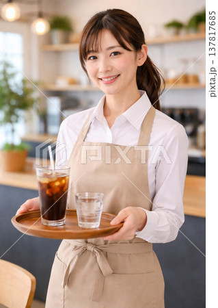 飲食店で働く女性 137817685