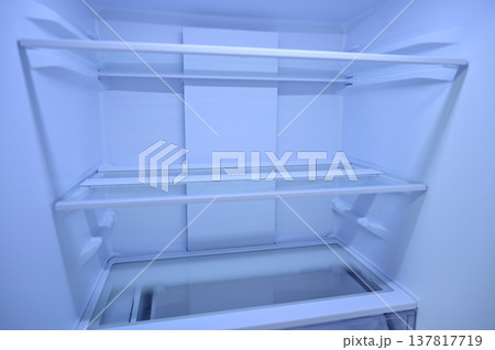 空の冷蔵庫の内部 137817719