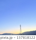 送電線と夕焼け 137818122