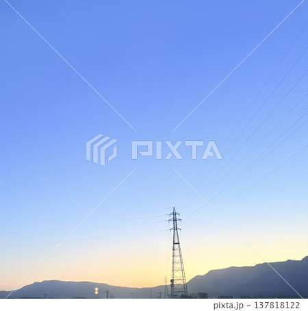 送電線と夕焼け 137818122