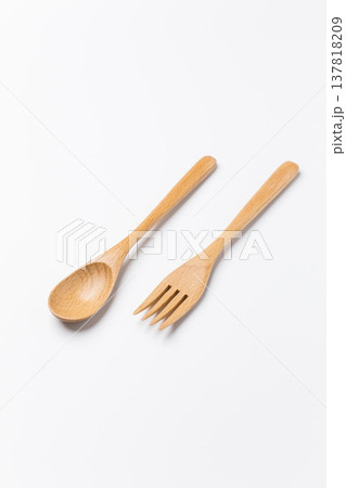 木製のスプーンとフォーク 白背景 137818209