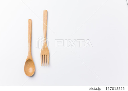 木製のスプーンとフォーク 白背景 137818223