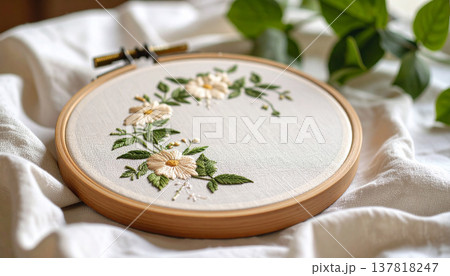 ナチュラルな刺繍フレームと花のデザイン背景 ハンドメイドの温かみある素材 137818247