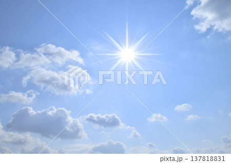 青空と太陽　直射日光 （ fix撮影 ) 137818831
