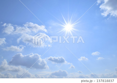 青空と太陽 直射日光 青空と太陽 直射日光 137818837
