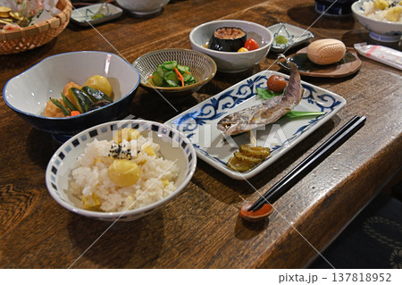 古民家の一枚板テーブルに並ぶ秋の味覚が詰まった和食御膳 古民家の一枚板テーブルに並ぶ秋の味覚が詰まった和食御膳 137818952