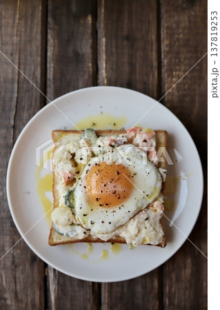 オリーブオイルをかけたポテトサラダと目玉焼きのオープンサンド オリーブオイルをかけたポテトサラダと目玉焼きのオープンサンド 137819253