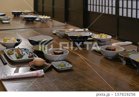 古民家の一枚板テーブルに並ぶ滋味豊かな秋の郷土料理と伝統的な和食の夕食風景 137819256