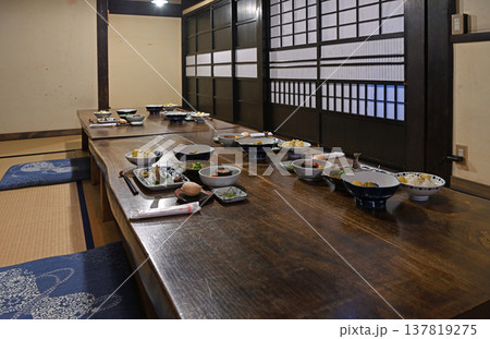 古民家の一枚板テーブルに並ぶ滋味豊かな秋の郷土料理と伝統的な和食の夕食風景 137819275