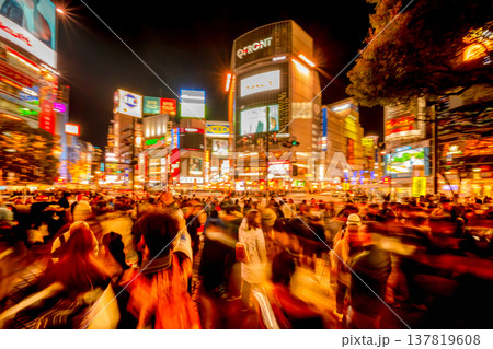 大混雑する渋谷スクランブル交差点 大混雑する渋谷スクランブル交差点 137819608