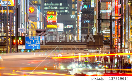 新幹線や幹線道路が交差する銀座夜景 137819614