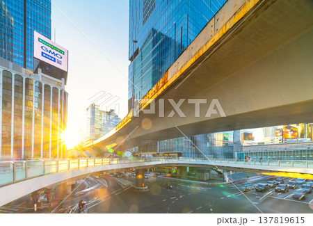 夕日に染まる渋谷駅前 137819615