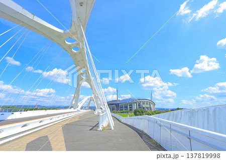 愛知県豊田市、豊田大橋と豊田スタジアムの風景 137819998