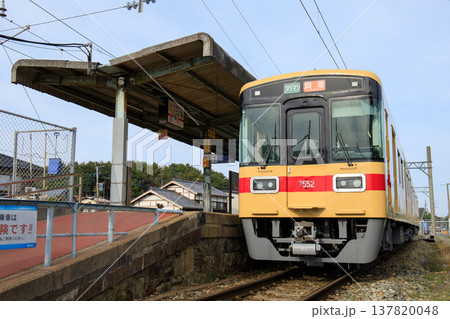西鉄新宮駅に停車中の7050形電車（西日本鉄道） 137820048