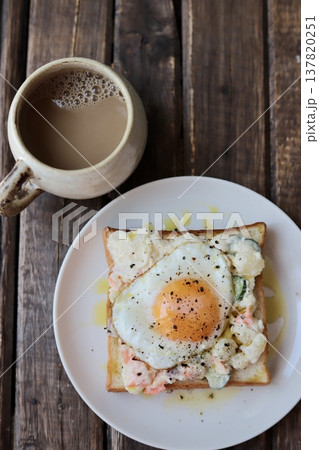 オリーブオイルをかけたポテトサラダと目玉焼きのオープンサンドとソイラテ オリーブオイルをかけたポテトサラダと目玉焼きのオープンサンドとソイラテ 137820251