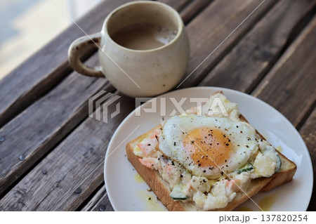 オリーブオイルをかけたポテトサラダと目玉焼きのオープンサンドとソイラテ 137820254