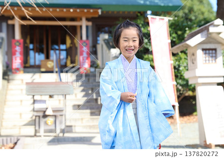 七五三パステルカラーの着物を着た男の子 137820272