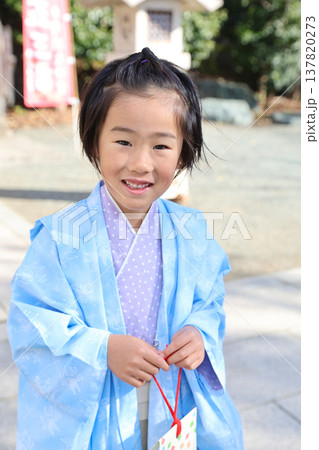 七五三パステルカラーの着物を着た男の子 七五三パステルカラーの着物を着た男の子 137820273