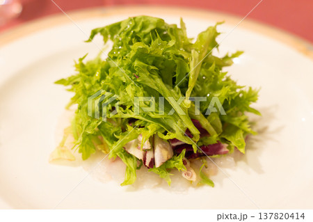おいしいディナーの真鯛のカルパッチョ 137820414