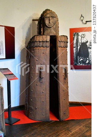 ルーマニア、トランシルヴァニア地方、ブラン村、ブラン城、吸血鬼ドラキュラのモデルの城、鉄の処女 ルーマニア、トランシルヴァニア地方、ブラン村、ブラン城、吸血鬼ドラキュラのモデルの城、鉄の処女 137820437