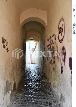 ルーマニア、トランシルヴァニア地方、ブラショフ、スフォリー通り、ヨーロッパで3番目に狭い通り ルーマニア、トランシルヴァニア地方、ブラショフ、スフォリー通り、ヨーロッパで3番目に狭い通り 137820460