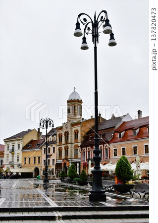 ルーマニア、トランシルヴァニア地方、ブラショフ、聖母被昇天教会、スファトゥルイ広場 ルーマニア、トランシルヴァニア地方、ブラショフ、聖母被昇天教会、スファトゥルイ広場 137820473