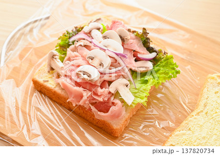 生ハムサンド作り 137820734