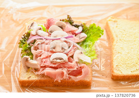 生ハムサンド作り 生ハムサンド作り 137820736