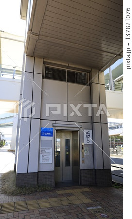 東京・豊洲市場の最寄り駅、ゆりかもめの市場前駅エレベーター出口(1A出口) 東京・豊洲市場の最寄り駅、ゆりかもめの市場前駅エレベーター出口(1A出口) 137821076