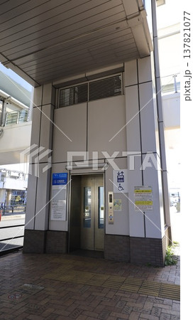 東京・豊洲市場の最寄り駅、ゆりかもめの市場前駅エレベーター出口(1A出口) 137821077