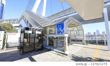 東京・台場にある歩道橋「テレポートブリッジ」の出入口、台場駅と東京テレポート駅などを結ぶ 137821274
