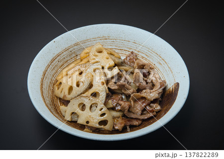 調味料の割合が絶妙に美味しい、レンコンと豚肉の甘酢炒め 137822289