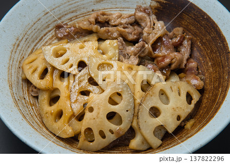 調味料の割合が絶妙に美味しい、レンコンと豚肉の甘酢炒め 137822296
