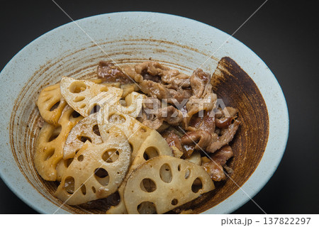 調味料の割合が絶妙に美味しい、レンコンと豚肉の甘酢炒め 137822297