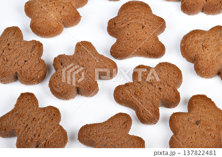 Spiced treats on bright surface. Decorative cookies with coarse sugar on white background. Festive gingerbread shapes with warm tones and crisp edges displayed neatly 137822481