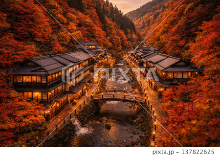 秋の温泉街 137822625