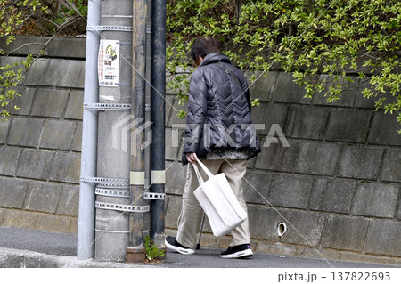 日本の横浜都市景観枝が…下を向いて歩道を歩く杖の高齢女性(マスク姿)、…人生とは…=横浜市内 日本の横浜都市景観枝が…下を向いて歩道を歩く杖の高齢女性(マスク姿)、…人生とは…=横浜市内 137822693