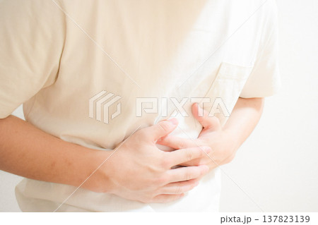 お腹の痛み 137823139