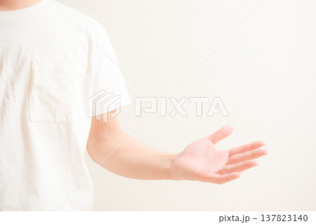 腕とコピースペース 腕とコピースペース 137823140