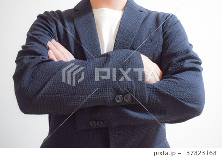 ジャケットと腕組み 137823168