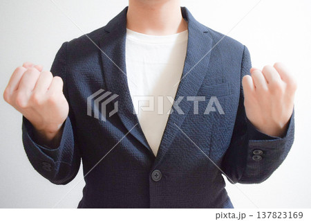 ジャケットとガッツポーズ 137823169