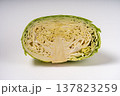 半分にカットされたキャベツ 137823259