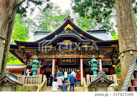 神社で参拝する人々 神社で参拝する人々 137823300