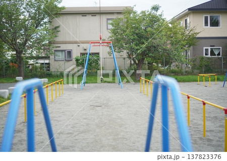 誰もいない公園のブランコと遊具 住宅街の静かな日常と子供の遊び場イメージ素材 誰もいない公園のブランコと遊具 住宅街の静かな日常と子供の遊び場イメージ素材 137823376