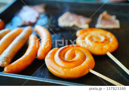 鉄板で焼くソーセージとウインナー 屋台やアウトドアを感じる食べ物イメージ素材 鉄板で焼くソーセージとウインナー 屋台やアウトドアを感じる食べ物イメージ素材 137823380