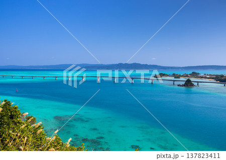 沖縄県国頭郡今帰仁村運天　運天森園地展望台から古宇利大橋と古宇利ブルーの海の景色 137823411