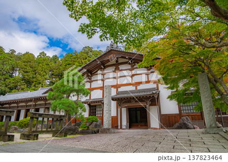 宮城県松島町 色づき始めたもみじと陽徳院の庫裏（寺務所） 137823464