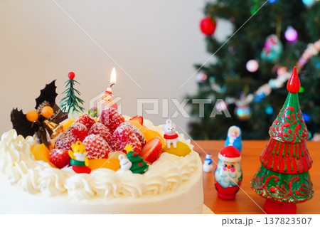 クリスマスケーキとツリーで祝う冬のイベント 137823507